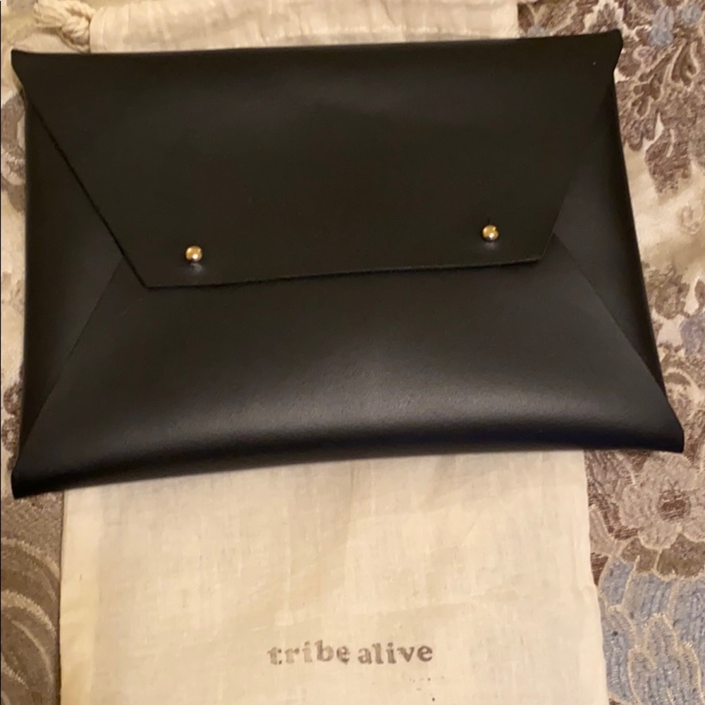 Tribe Alive Clutch